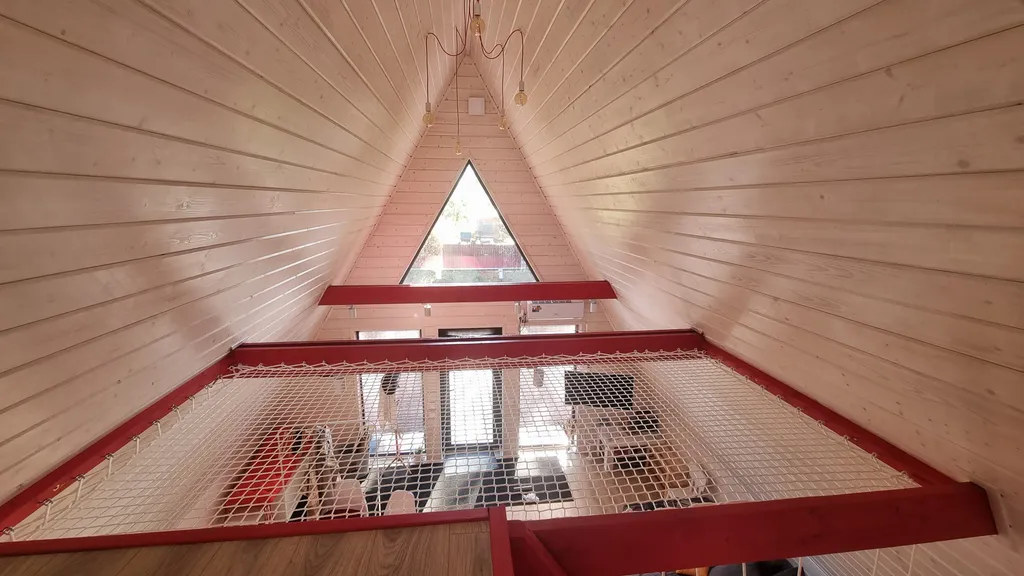 Просторный и уютный А-фрейм Scarlet House