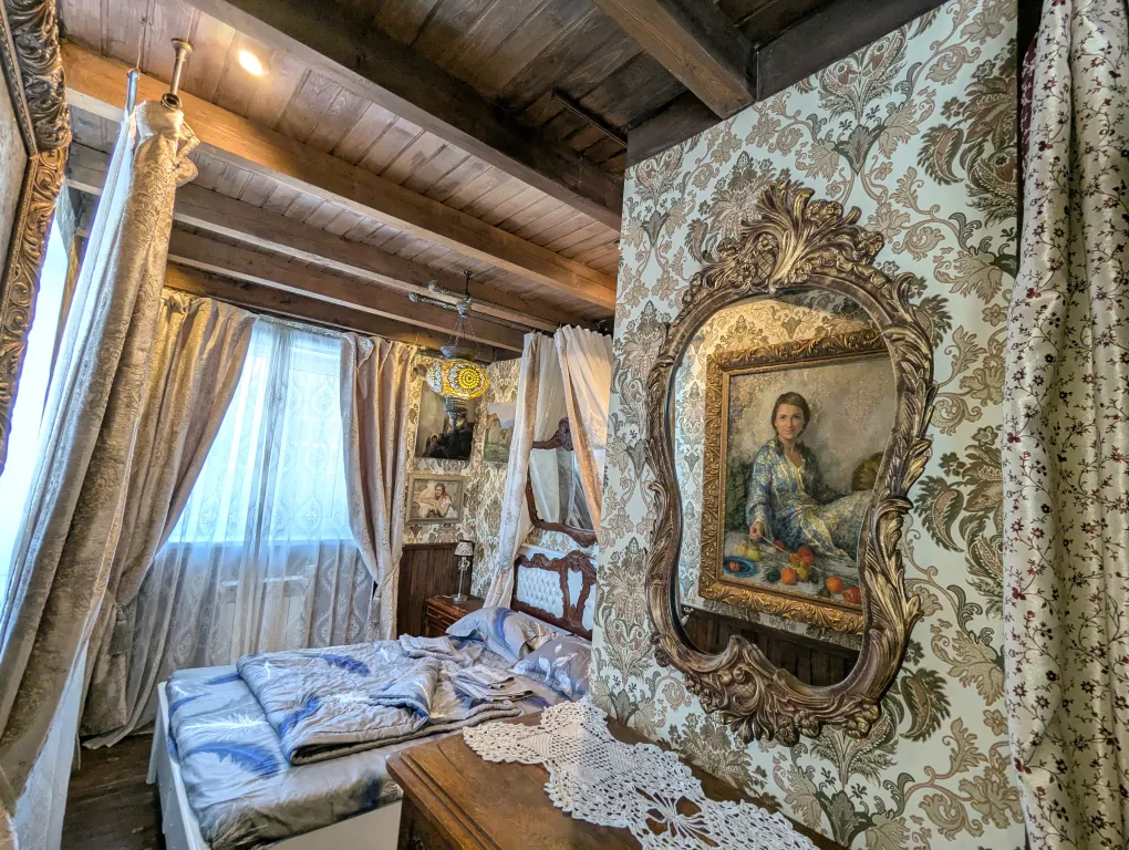 Большой красивый дом с камином в лесу