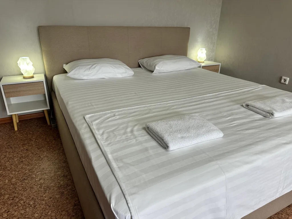 "В Гости!" на Строителей 90Б (1к квартира рядом с Термоленд)