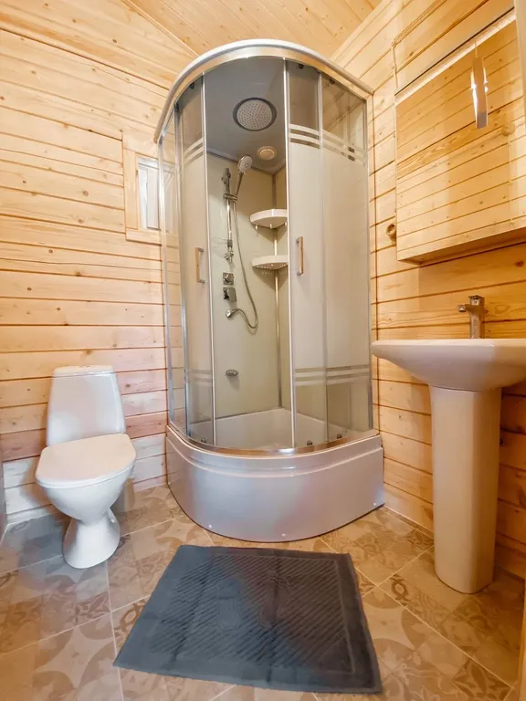 2 деревянных домика из сруба с беседкой-барбекю во одном дворе