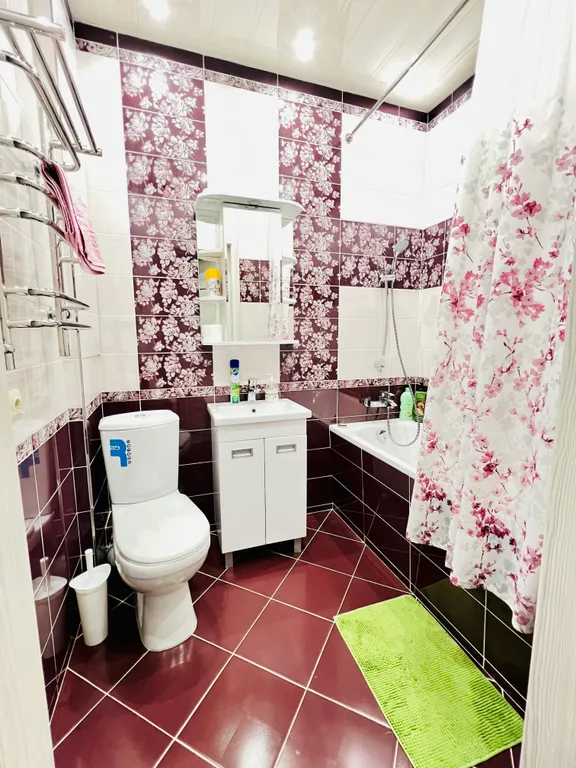 Новая евротрешка в центре города с красивым видом из окон