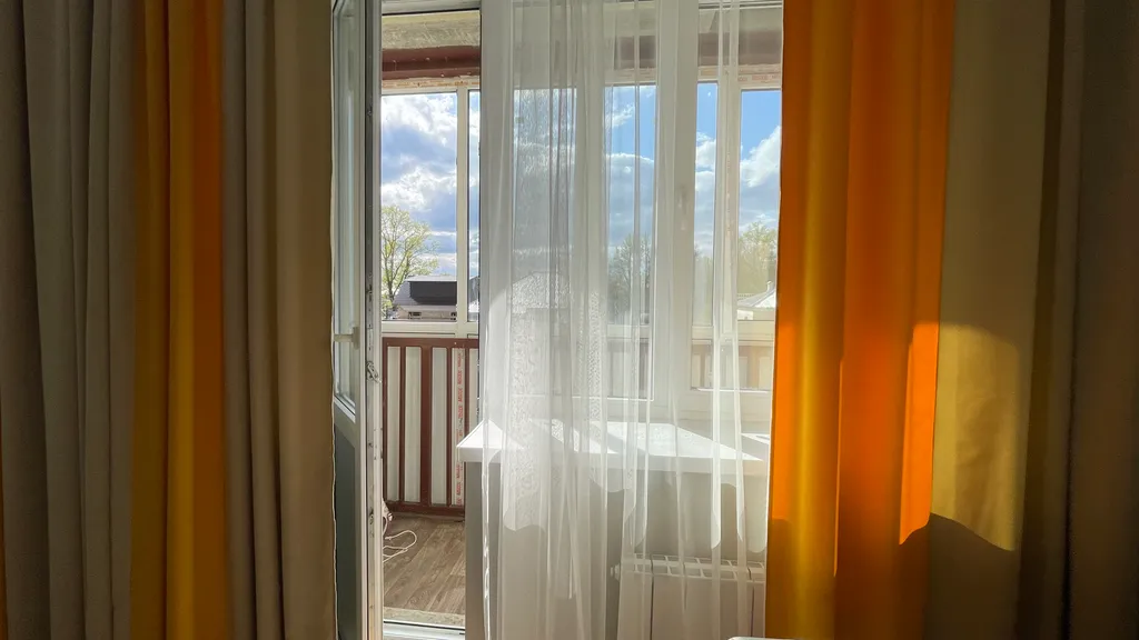 Белая студия в новом доме на центральной улице