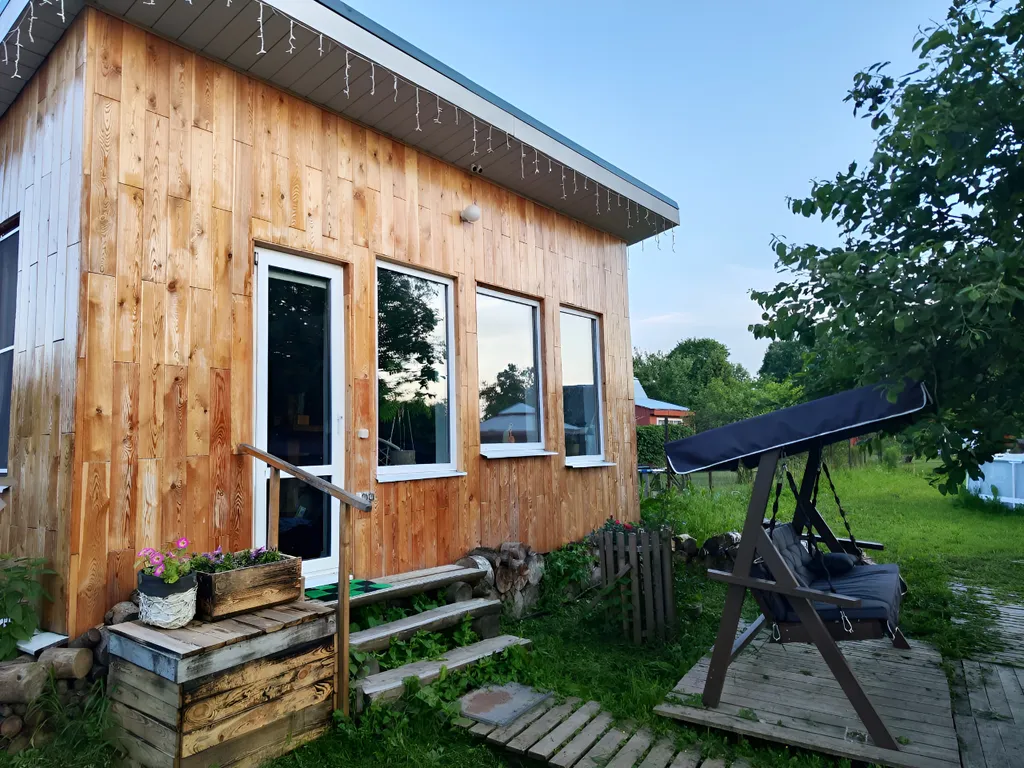 Домик с качелью на семейной мини-ферме фазенда