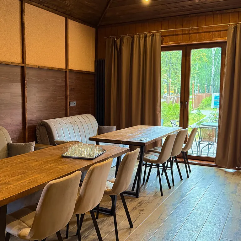 Оригинальная студия с камином в стиле лофт