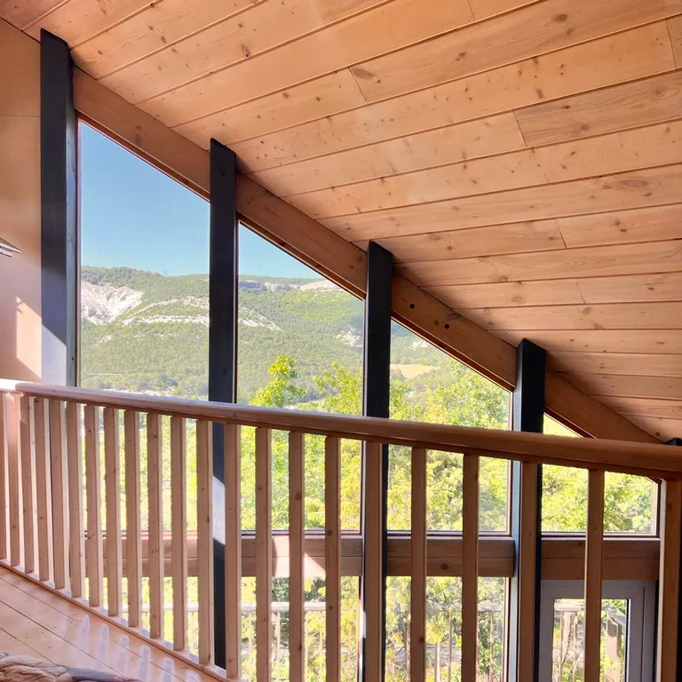 Домик среди деревьев