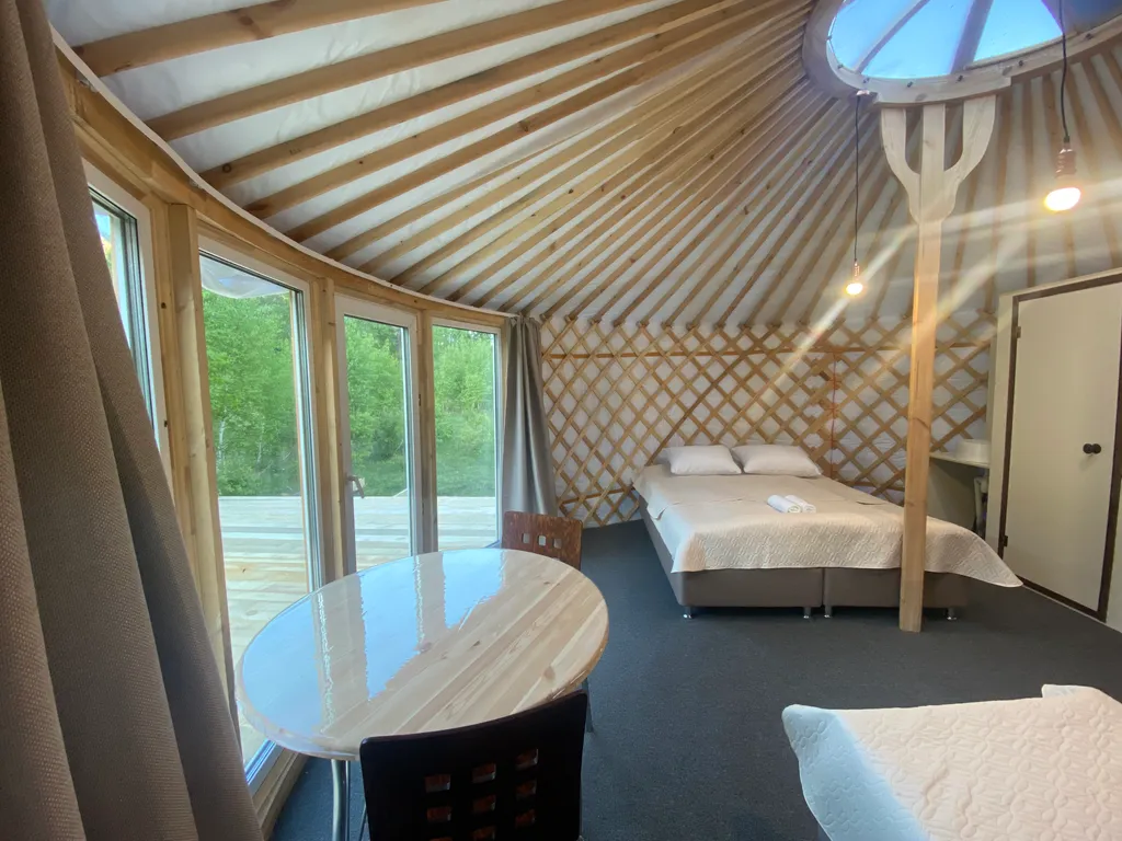 Юрта с панорамным окном и видом на горы