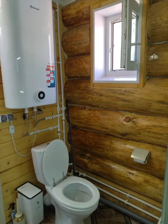 Дом в лесу среди сосен