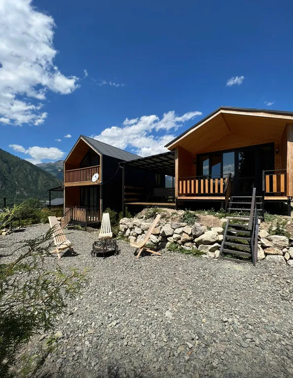 Домик в лесу с видом на горы