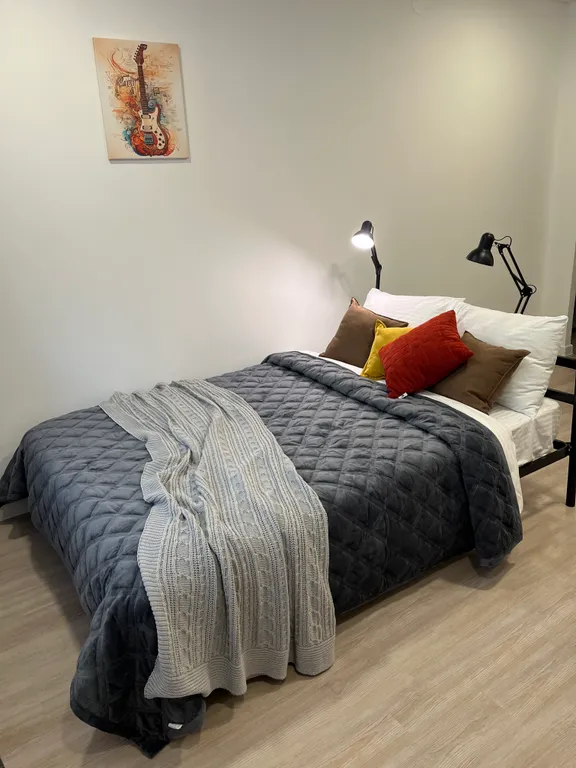 Квартира Квартира Уютная студия в стиле лофт с новым дизайнерским ремонтом — Красноярск