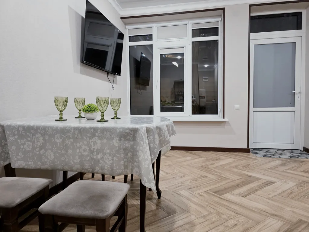 Уютный дом в сосновом лесу, рядом горная речка