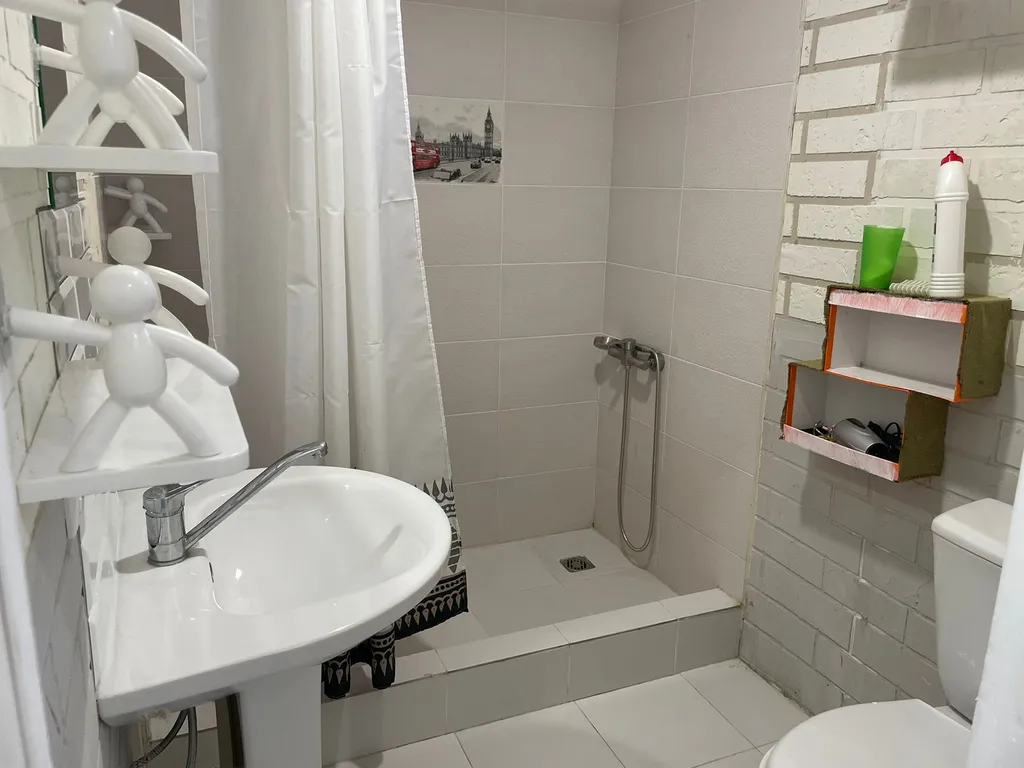 Отдельный домик студия в стиле лофт , со своей кухней и санузлом