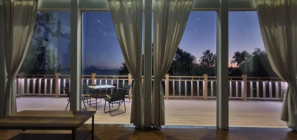 Шале с видом на бухту и вулкан