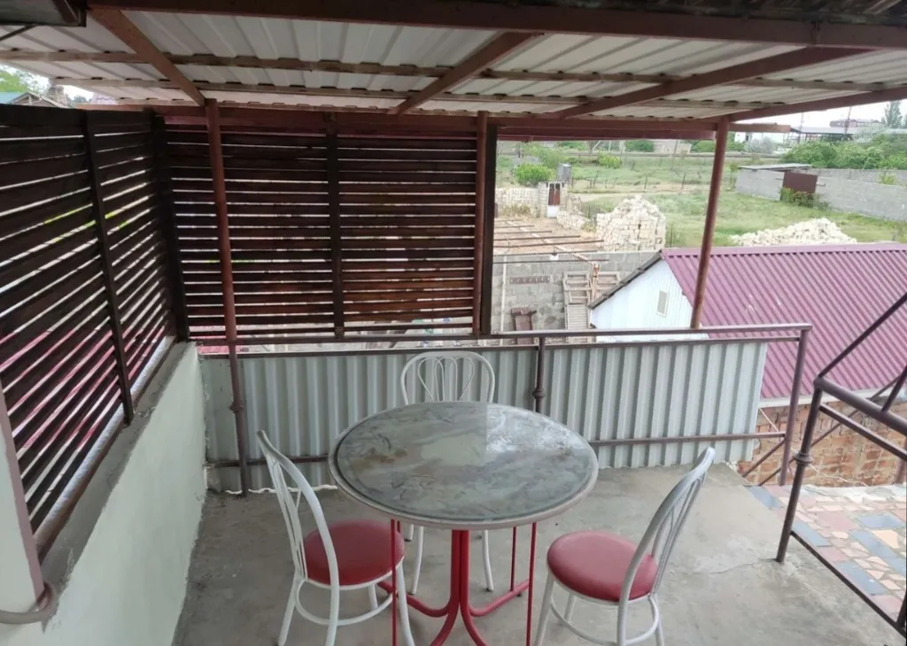 Двухэтажная дача с бассейном