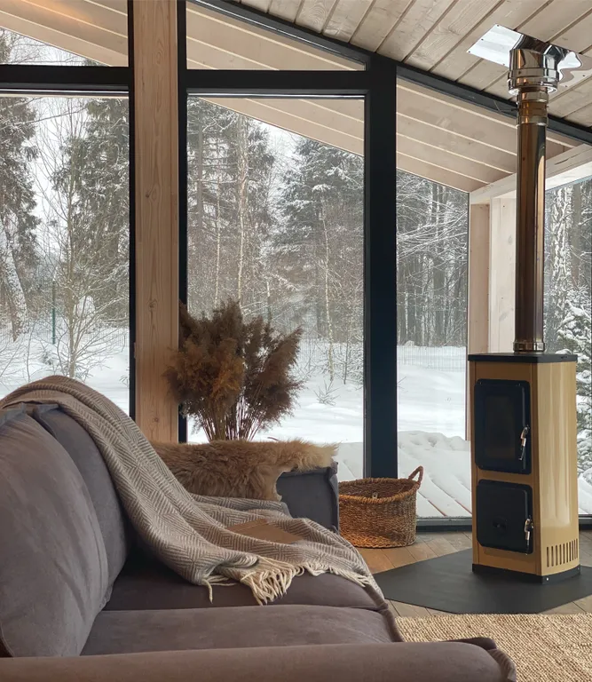 Дача в лесу с панорамными окнами