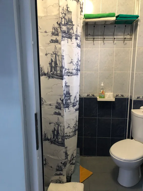 Уютный номер для одного с собственным душем и туалетом