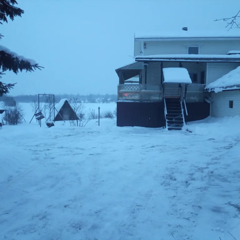 Домик у озера в Карелии