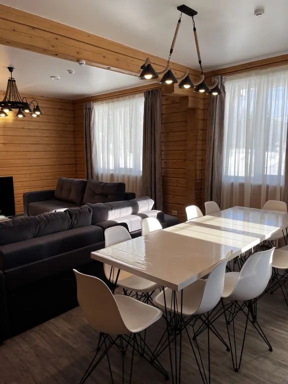 Усадьба в лесу с видом на горы