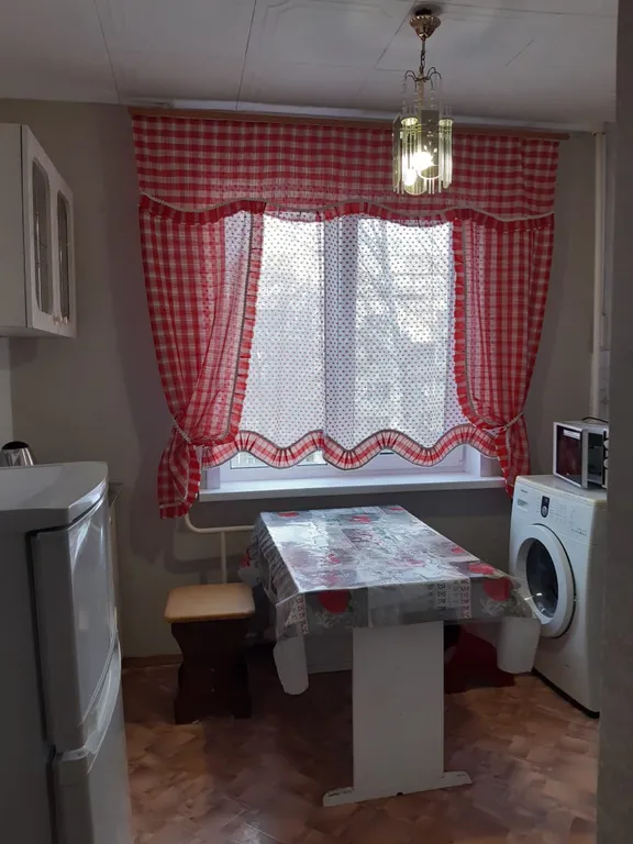 2х комн кв. командированным с балконом, кондиционером у института