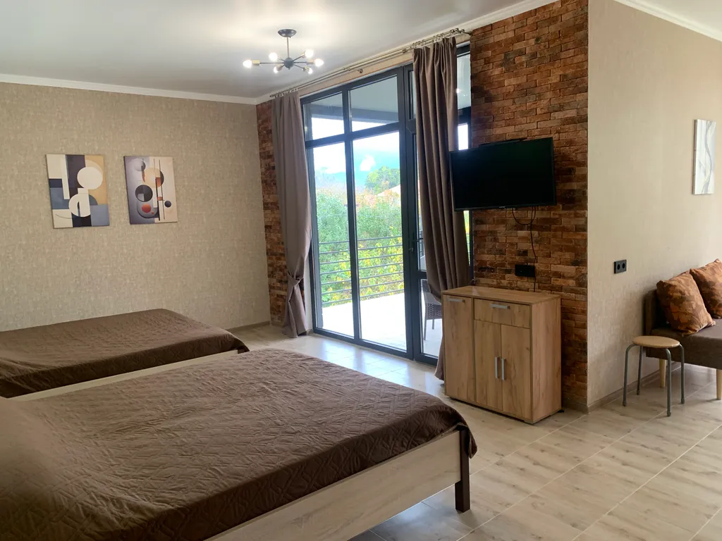 Комфортабельный дом с бассейном с видом на горы