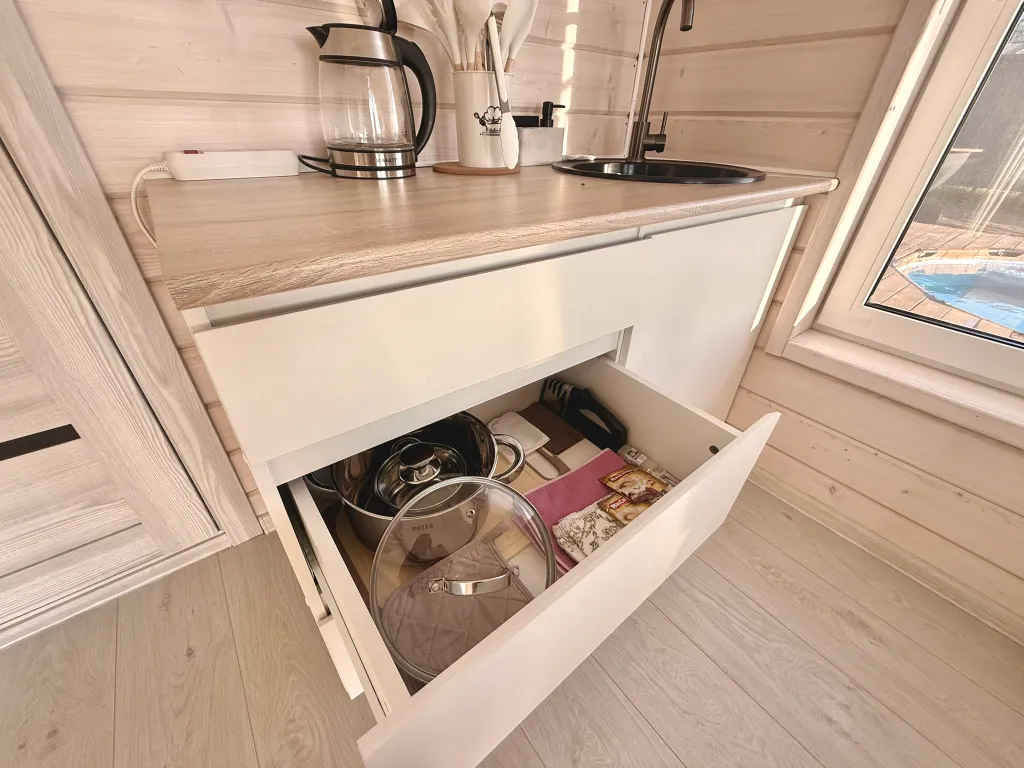 Lodge with pool (дом на берегу рыбинского водохранилища)