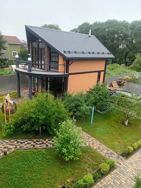 Уютный дом на берегу реки Трубеж