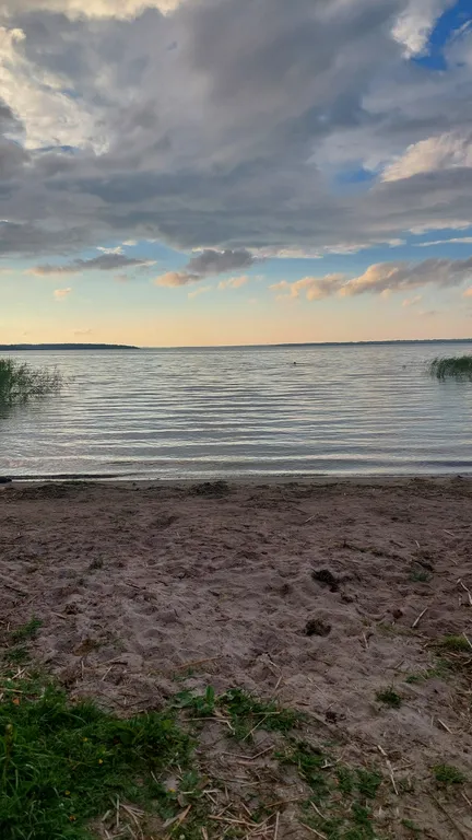 Домик в черте города рядом с озером