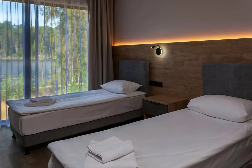 Номер с видом на тихое лесное озеро, лес и гору