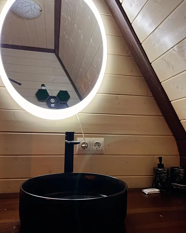 Сказочный дом в лесу с видом на горы