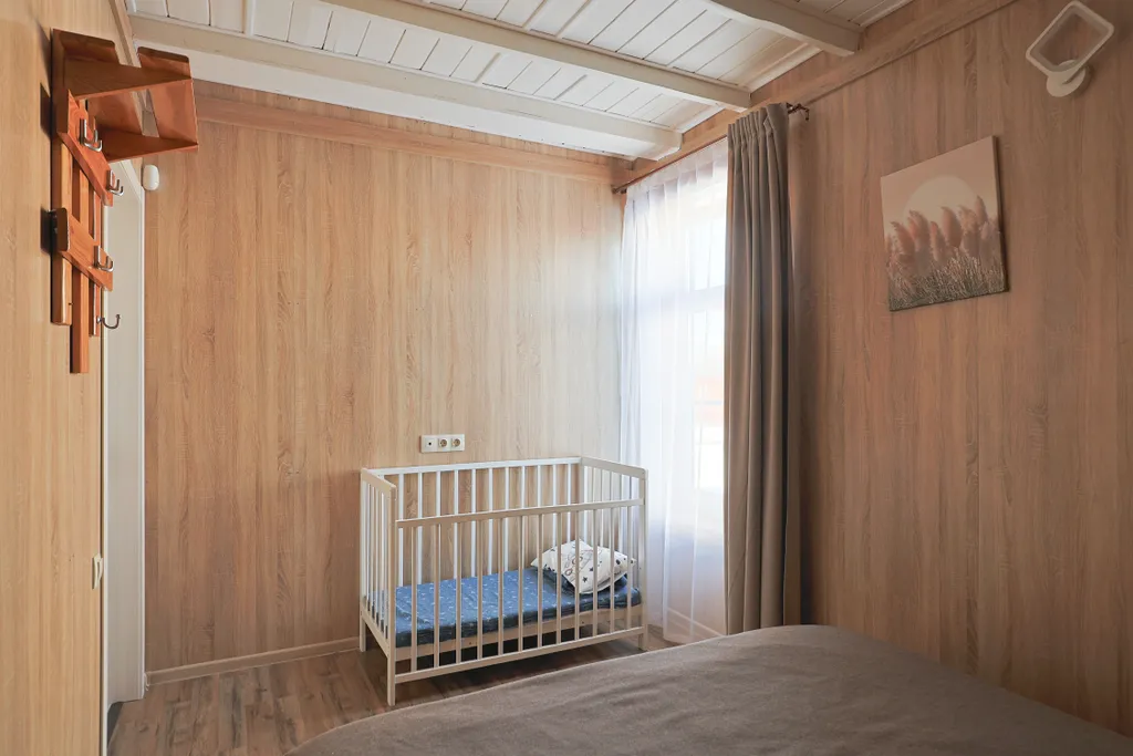 Современный двухэтажный дом из натурального дерева, с большими окнами