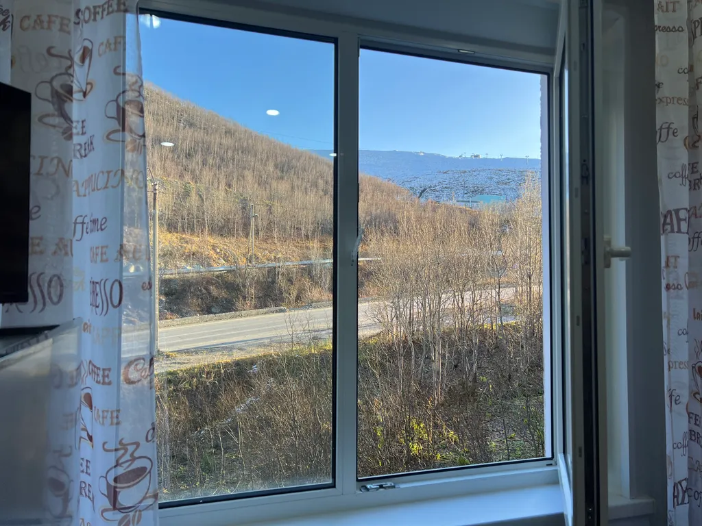 Уютная двухкомнатная квартира на первой линии, горы прямо из окна