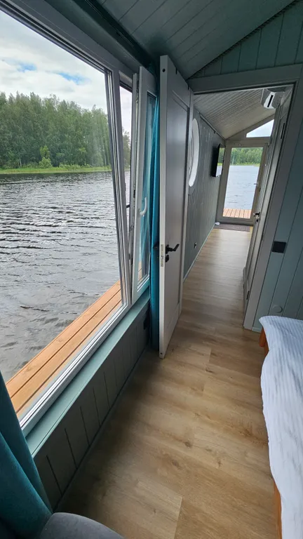 Коттедж, хаусбот на воде