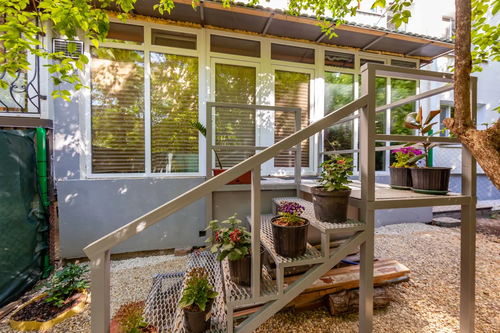 Уютная новая студия с садом на москольце