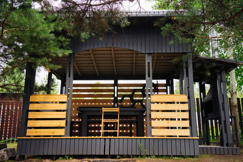 Домик в сосновом бору с баней, бассейном (летом) и беседкой