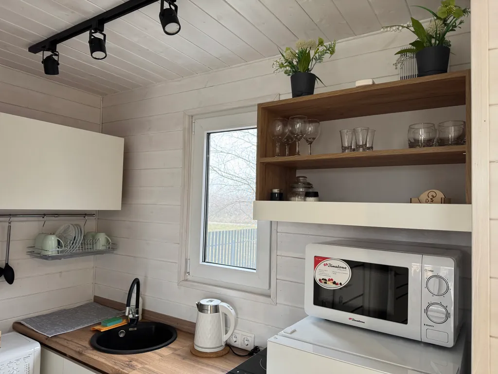 Дом возле озера с 2 террасами и отдельной спальней