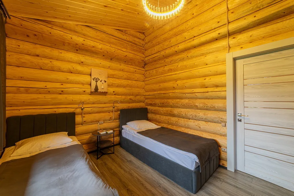 Уютный дом на берегу большого озера