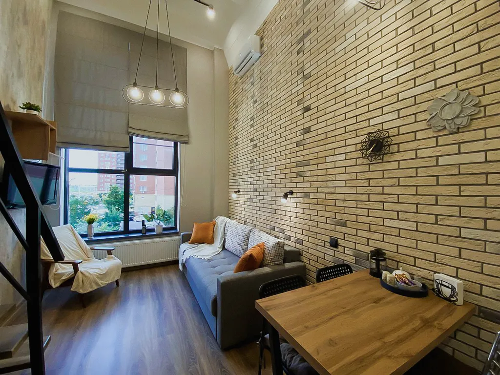 Двухуровневая студия с панорамными окнами