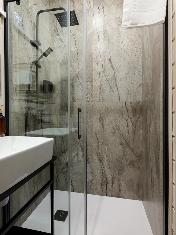 Семейный коттедж с баней и чаном в Шишкин Плейс в хвойном лесу