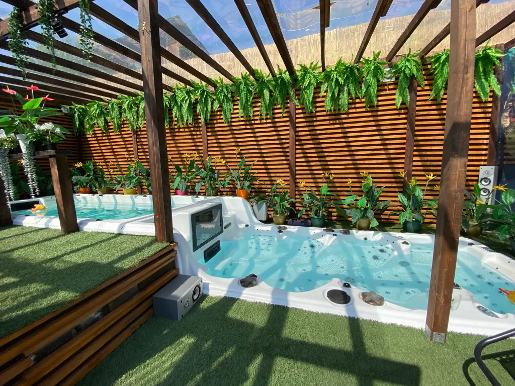 Дом Шилтон Виладж с бассейном, баней и джакузи