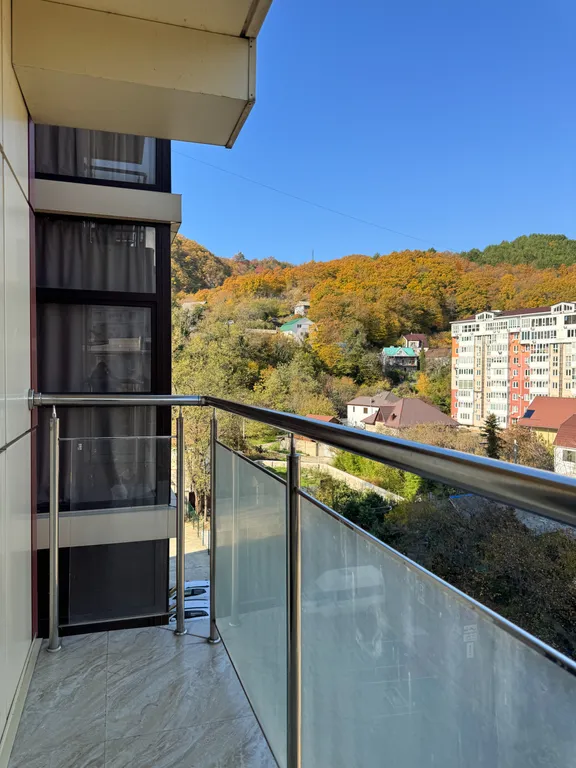 Квартира-студия с балконом у реки