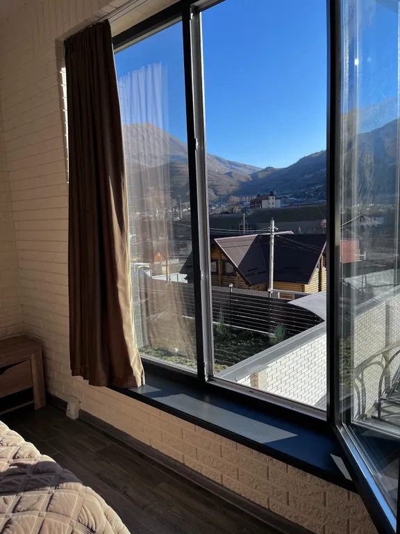 Красивый дом с видом на горы и реку