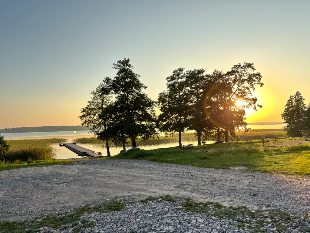 Домик с панорамным окном рядом с озером и видом на лес