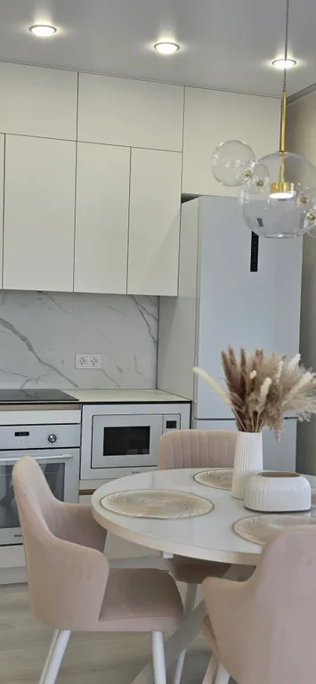 Новая, красивая, солнечная квартира с дизайнерским ремонтом.