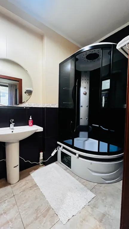 Вилла с бассейном на холме