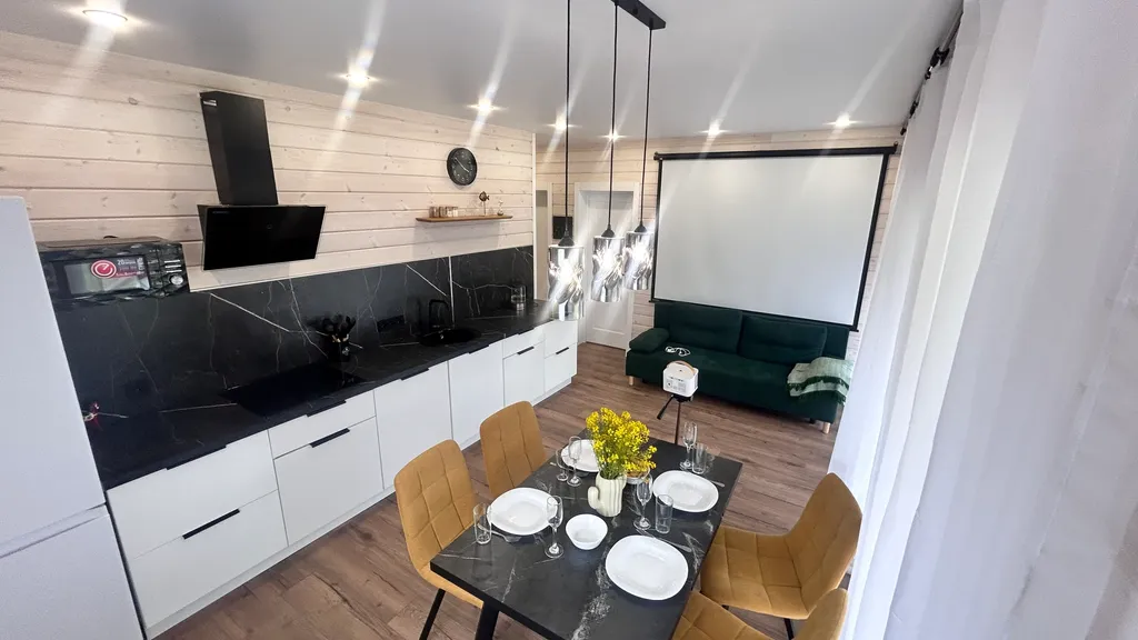 Дом с видом на сосновый лес возле Игоры Драйв с уютной зоной кострища