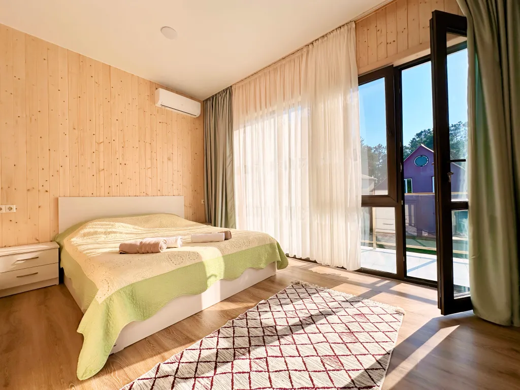 Большая вилла с песчанным пляжем