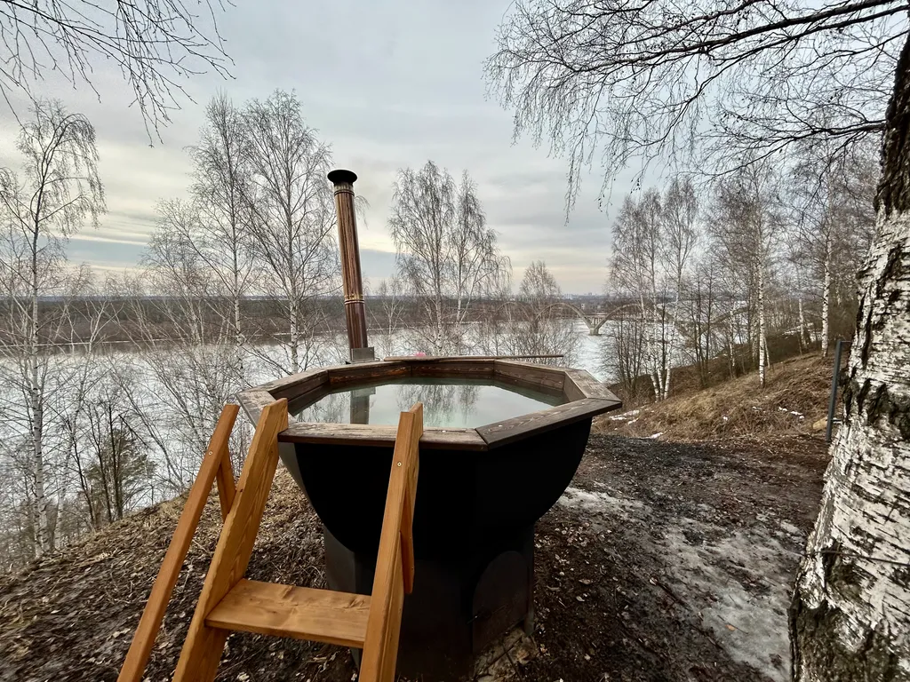 Дом с чаном на берегу реки