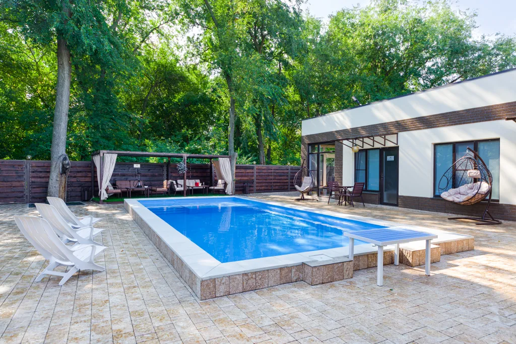 Новый коттедж c 9-ю спальнями бассейном и верандой