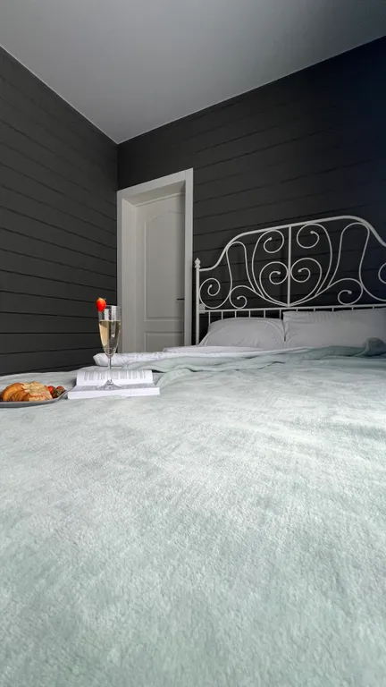 Grey House с дикими зайцами