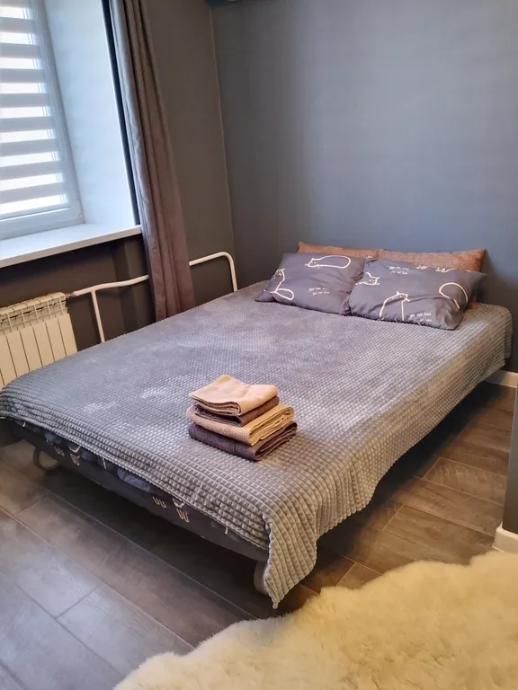 Современная студия с дизайнерским ремонтом