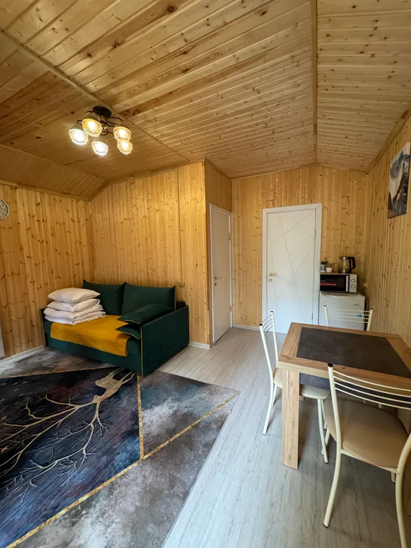 Двухкомнатный домик с видом на горы в лесу